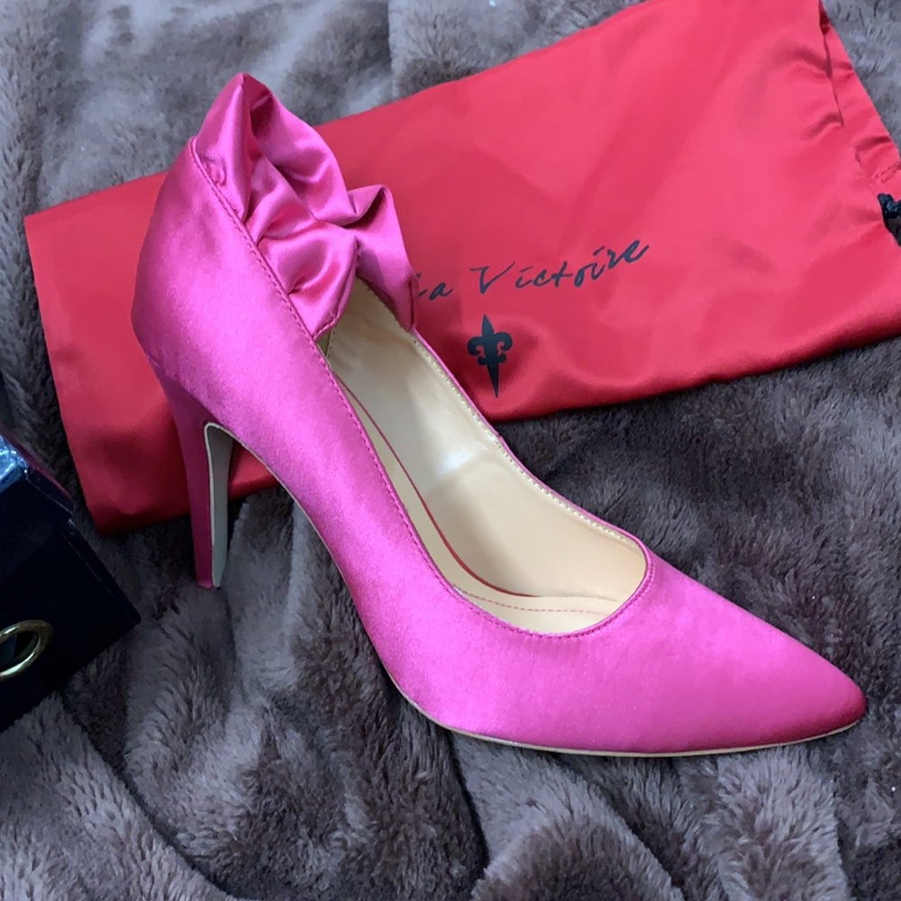 Pour La Victoire “Baylie” Fuschia Satin 8.5 Brand New in Box Hot Pink Ruffles